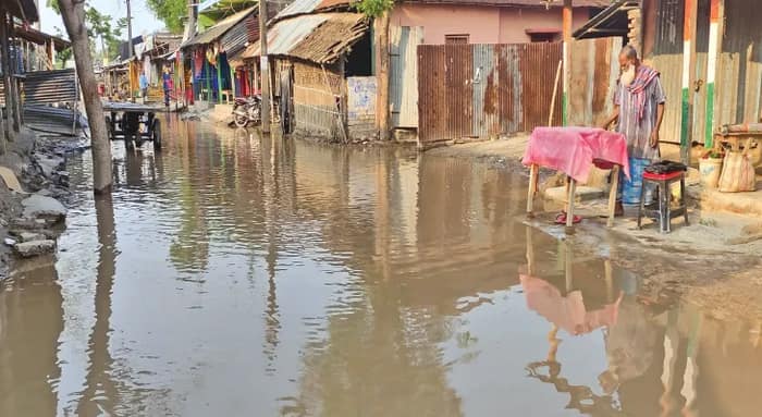 চাঁচলের টেংরিয়াপাড়ায় বৃষ্টিতে রাস্তায় জমেছে হাঁটু জল, ভোগান্তি বাসিন্দাদের