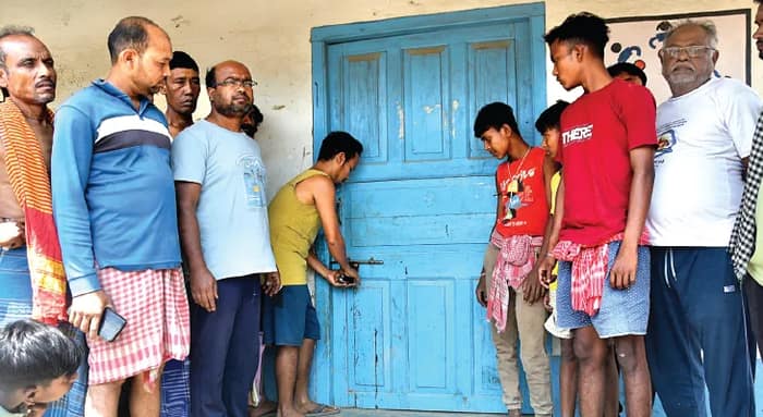 মিড-ডে মিলে দুর্নীতি, সহকারী শিক্ষককে তালাবন্দি করে বিক্ষোভ