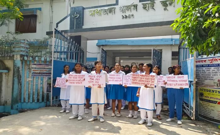 সুপ্রিম কোর্টের নির্দেশে চাকরিহারা স্কুলের পাঁচ শিক্ষককে ফেরানোর দাবিতে মাথাভাঙা গালর্স স্কুলের পড়ুয়াদের বিক্ষোভ