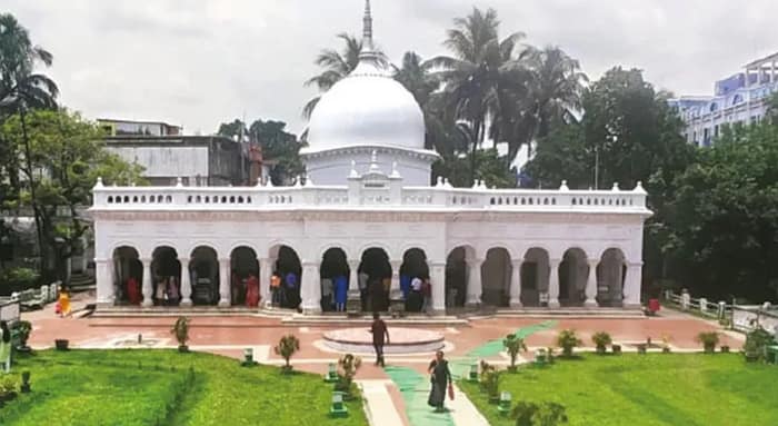মদনমোহনকে সাজাতে নববর্ষে রানাঘাট থেকে এল ফুল