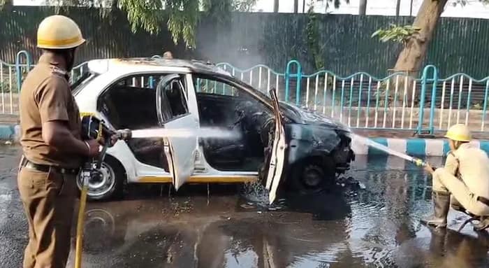 কলকাতার রাজপথে চলন্ত গাড়িতে আগুন, আতঙ্ক