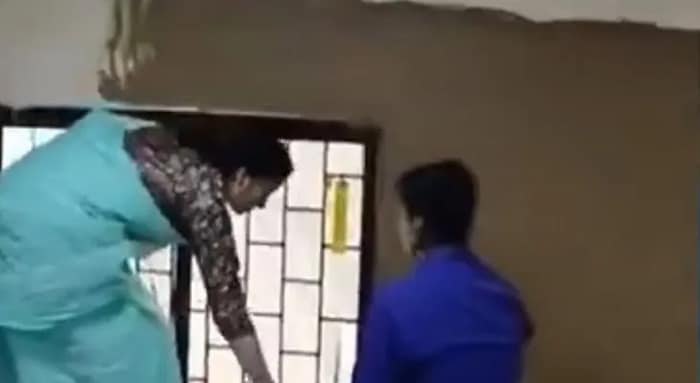 ক্লাসরুমের দেওয়ালে গোবরের প্রলেপ! বিতর্কে দিল্লির কলেজ প্রিন্সিপাল