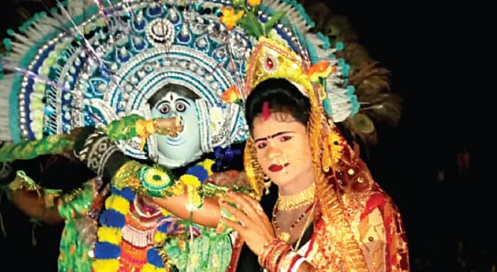 দিনে দিনমজুর, রাতে ‘রাধিকা’, ছৌ নৃত্যে পলাশবনীর সেলিব্রিটি দেবজিৎ