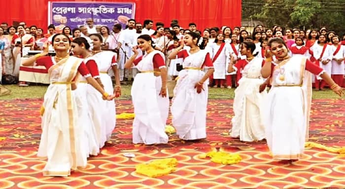 নাচে-গানে-আড্ডায় বর্ষবরণ নববর্ষে বাঙালি খাবারে মজে আমজনতা