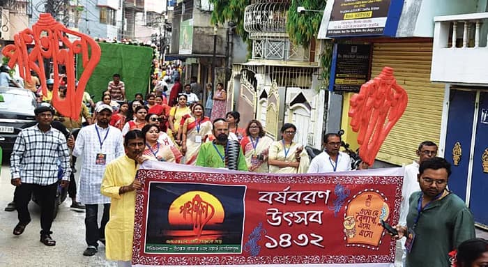 ইংলিশবাজার পুরসভার ৫ নম্বর ওয়ার্ড বর্ষবরণ কমিটির উদ্যোগে শোভাযাত্রা