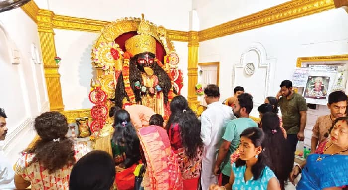 নতুন পোশাকে মন্দিরে পুজো ও বাঙালি ভোজে নববর্ষের প্রথমদিন কাটালেন বহরমপুরের মানুষ