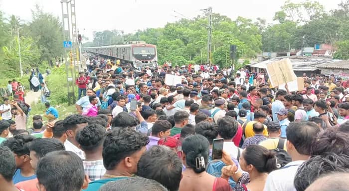 জয়নগর-মজিলপুর ও মথুরাপুর স্টেশনে রেল অবরোধ শুরু