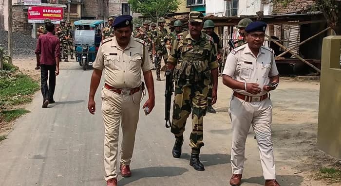 মুর্শিদাবাদের সাগরপাড়া সীমান্ত এলাকায় পুলিস ও কেন্দ্রীয় বাহিনীর টহল