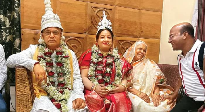 সঙ্ঘ-বিজেপির গুরুদায়িত্ব সামলে এবার ‘স্বামী’র ভূমিকায় দিলীপ ঘোষ, শুভেচ্ছা জানালেন মুখ্যমন্ত্রী