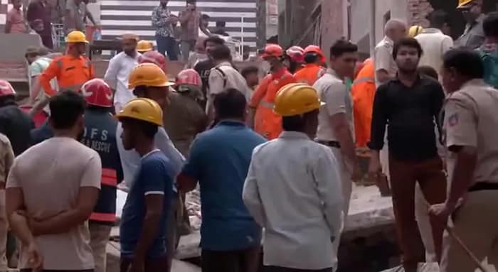 দিল্লির মুস্তফাবাদে চারতলা বাড়ি ভেঙে পড়ে মৃত্যু হল ৪ জনের, ধ্বংসস্তূপে আটকে ২৪ জন, শুরু হয়েছে উদ্ধারকাজ