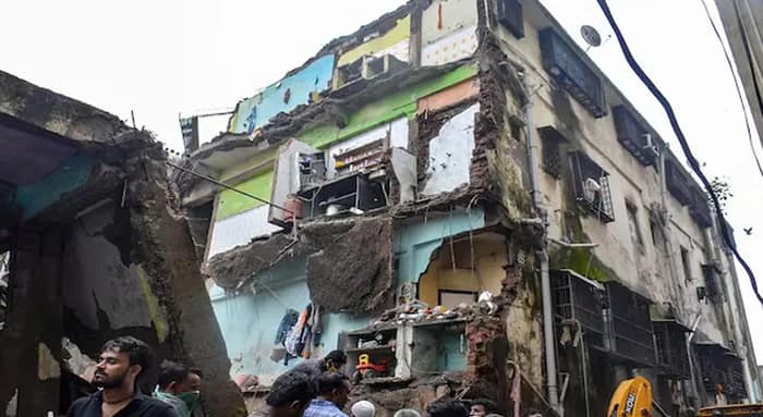 ঝড়ের পর ভেঙে পড়ল  বহুতল, দিল্লিতে মৃত ১১
