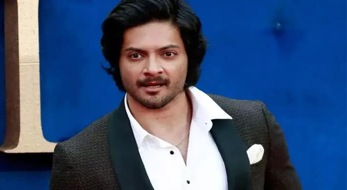 পাপারাৎজির চরিত্রে আলি
