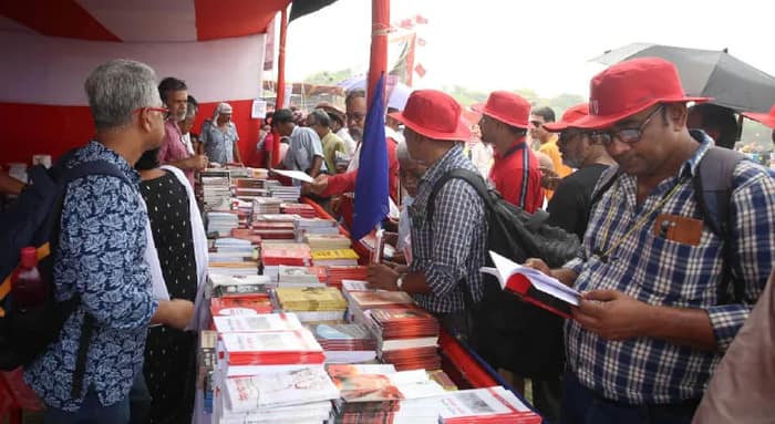‘ওদের টুপি পরবেন না, আমাদের বই-ই পড়ুন’, বই বিক্রি ঘিরে দড়ি-টানাটানি ছাত্র-যুবদের
