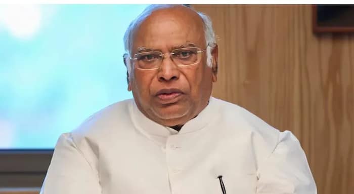 মানুষের রক্ত চুষছেন মোদি, তোপ খাড়্গের