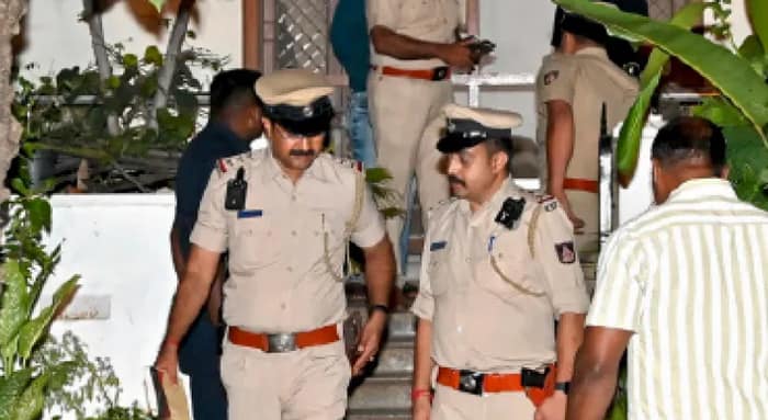 স্বামীকে খুনের কথা প্রতিবেশীকে জানিয়েছিলেন প্রাক্তন ডিজির স্ত্রী