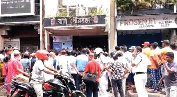 বেতনের দাবিতে অস্থায়ী পুর কর্মীদের বিক্ষোভ বালিতে, কাজ বন্ধের হুমকি