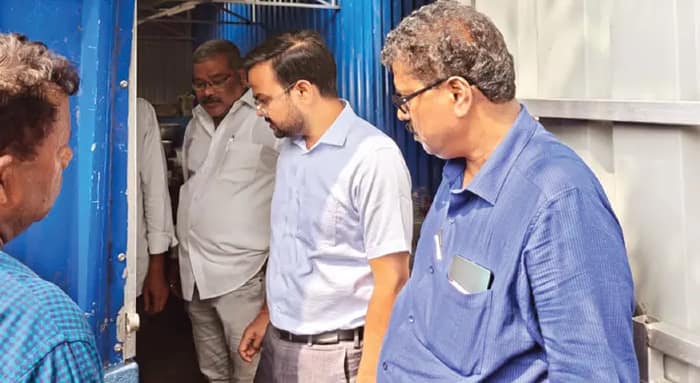 হাসপাতালের মা ক্যান্টিনে খাবার  খেলেন অতিরিক্ত জেলাশাসক