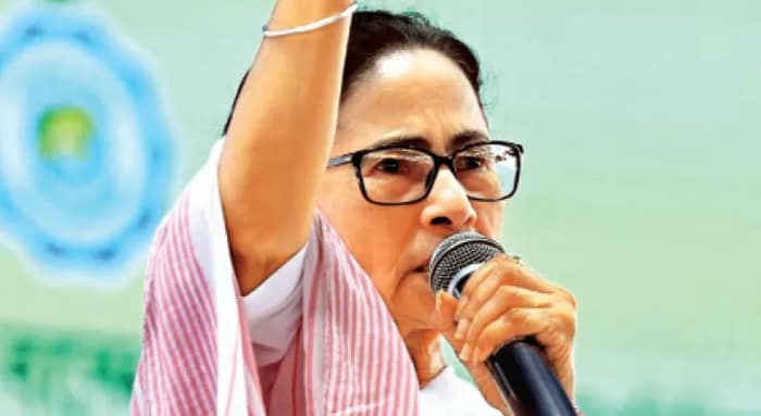 কাজে যোগ দিন, মাইনে পাবেন: মমতা, ‘যোগ্য’ শিক্ষক ১৫৪০৩, তালিকা যাচ্ছে স্কুলে, ২৪ ঘণ্টা পরও ঘেরাও-অবস্থান অব্যাহত