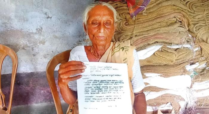 ‘আমি মরিনি, বেঁচে রয়েছি’, সরকারি অফিসে পোস্টার হাতে মেমারির বৃদ্ধা