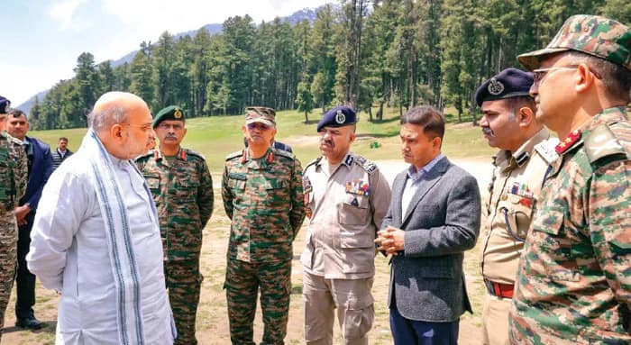 শ্রদ্ধাজ্ঞাপন শাহের, সাক্ষাৎ করলেন স্বজনহারাদের সঙ্গে
