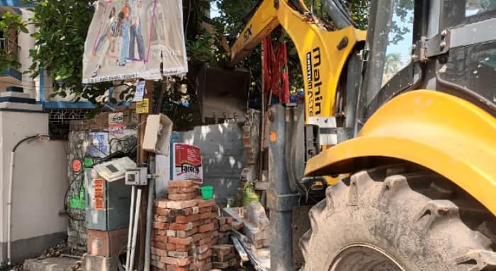 নিকাশি নালা আটকে দোকান, ভাঙল পুরসভা