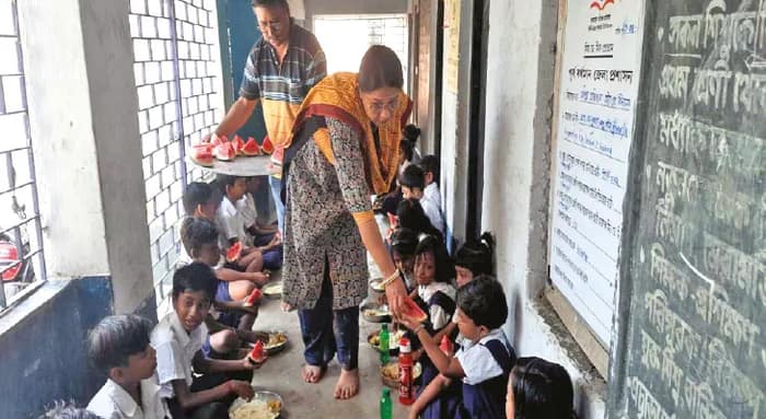 তাপপ্রবাহের মধ্যে পড়ুয়াদের সুস্থ রাখতে কাটোয়ার স্কুলে মিড ডে মিলে দেওয়া হচ্ছে তরমুজ, শসাও