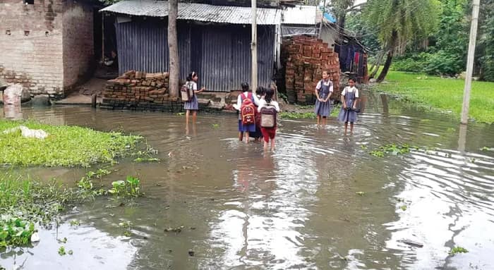 বৃষ্টি ও পাশের বাড়ির ব্যবহার করা জলে ভাসছে স্কুল চত্বর
