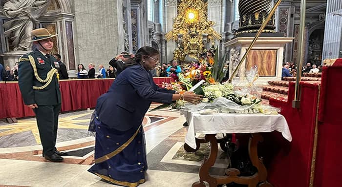 পোপ ফ্রান্সিককে শেষশ্রদ্ধা জানালেন রাষ্ট্রপতি দ্রৌপদী মুর্মু