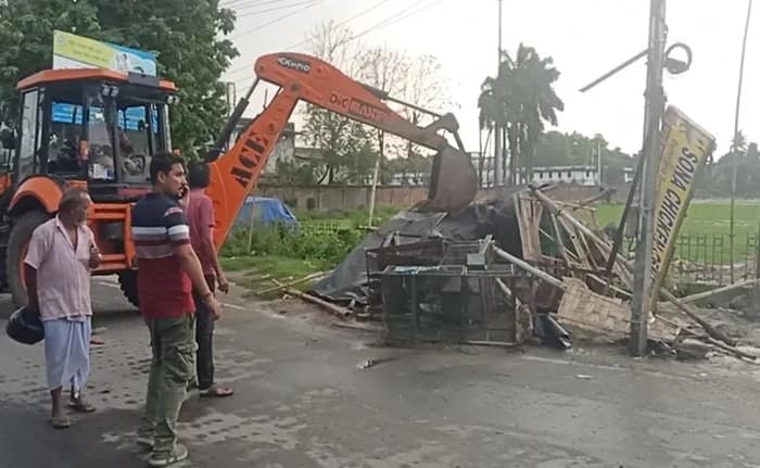 কোচবিহারে রাসমেলা মাঠ সংলগ্ন ফুটপাথ দখলমুক্তের কাজ চলছে