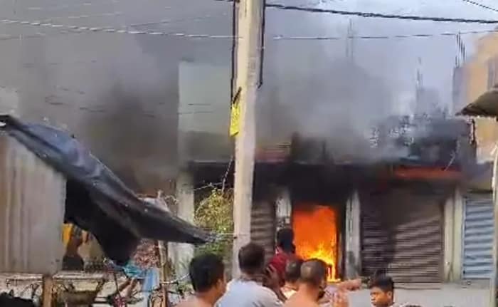নদীয়ার হরিণঘাটার নগরউখড়া বাজারে গাড়ির সরঞ্জামের দোকানে আগুন