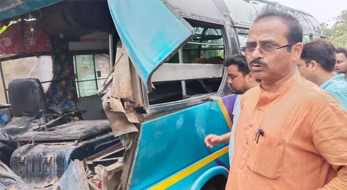 মহিষাদলে দুর্ঘটনার কবলে যাত্রীবাহী বাস, জখম কমপক্ষে ২২