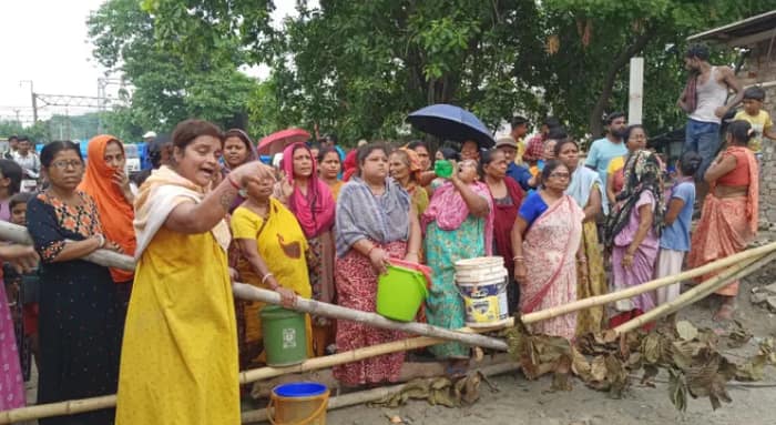 তীব্র গরমে জলকষ্ট, মিলছে না পানীয় জল, লিলুয়ায় রাস্তা অবরোধ এলাকাবাসীর