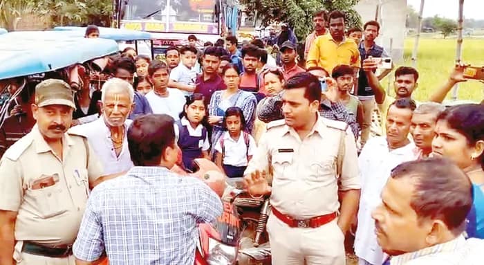 তিন বছর ধরে রাস্তা খারাপ, বড়ঞায় অবরোধ বাসিন্দাদের