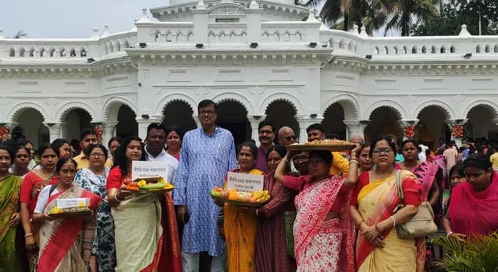 দীঘায় জগন্নাথ মন্দিরের উদ্বোধন উপলক্ষে মদনমোহন মন্দিরে পুজো দিলেন কোচবিহারের পুর চেয়ারম্যান রবীন্দ্রনাথ ঘোষ