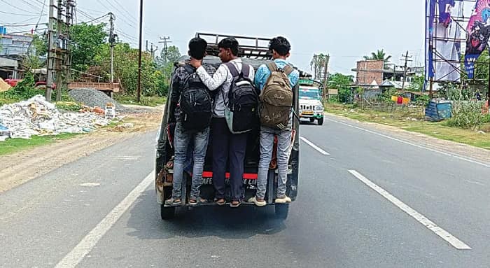 অটোয় বাদুড়ঝোলা যাত্রীরা, দুর্ঘটনার আশঙ্কা গাজোলে
