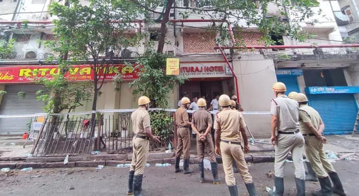 আতঙ্কের আধঘণ্টা, কার্নিশে ঝুলে প্রাণ বাঁচল পরিবারের