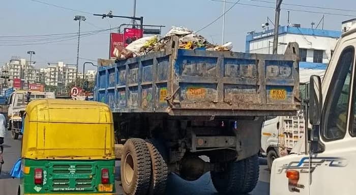 প্লাস্টিকে না ঢেকেই আবর্জনা বোঝাই ডাম্পার, লরি ছুটছে রাস্তায়, নাভিশ্বাস উঠছে সাধারণ মানুষের