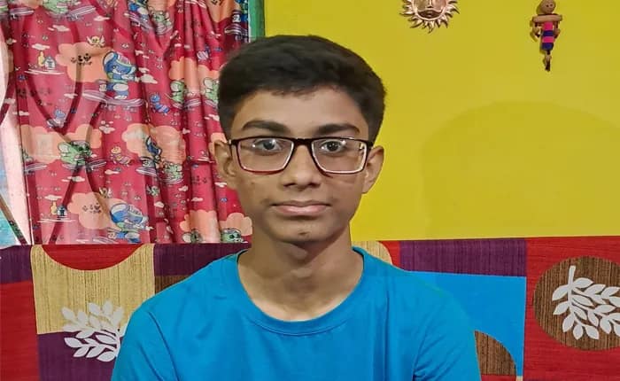 মাধ্যমিকে নবম স্থানে ছেলে অনিক, শুনেই আনন্দে চোখে জল বাবার