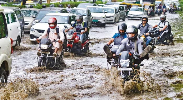 কয়েক ঘণ্টার ঝড়-বৃষ্টিতে জলমগ্ন গোটা দিল্লি, প্রথম পরীক্ষাতেই ‘ফেল’ বিজেপি