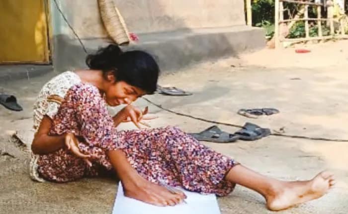 দুই হাত অসার, পায়ে লিখে মাধ্যমিক পাশ মানকরের সীমার