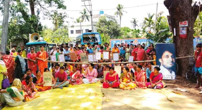 কিশোরীর রহস্যমৃত্যু, বিচার চেয়ে গাইঘাটায় অবরোধ প্রতিবেশীদের