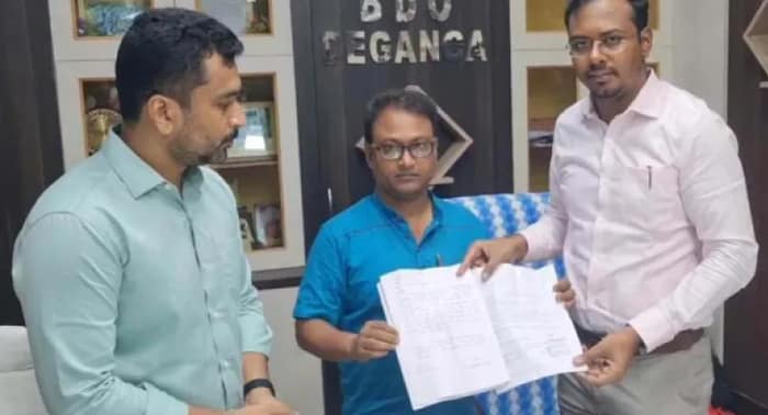 ‘বাংলার বাড়ি’র টাকা ফিরিয়ে দিলেন দেগঙ্গা পঞ্চায়েত সমিতির সদস্য