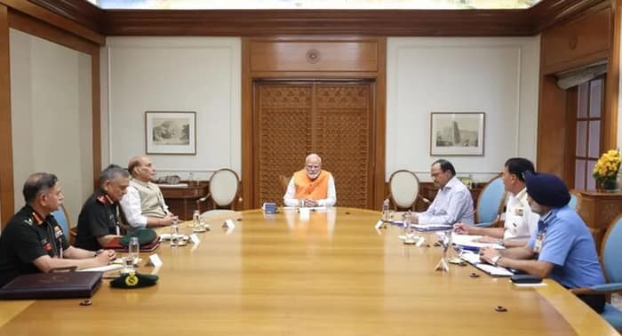 প্রতিরক্ষামন্ত্রী রাজনাথ সিং ও জাতীয় নিরাপত্তা উপদেষ্টা অজিত দোভালের সঙ্গে উচ্চপর্যায়ের বৈঠকে প্রধানমন্ত্রী নরেন্দ্র মোদি