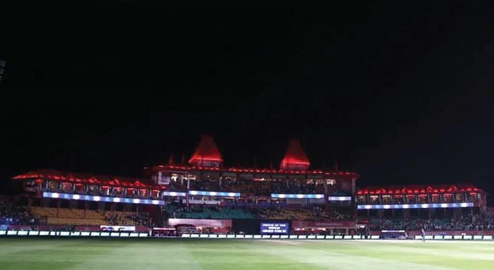 নিভল আলো: মাঝপথে বাতিল ম্যাচ, তড়িঘড়ি মাঠ ছাড়লেন দর্শকরা, পয়েন্ট ভাগ পাঞ্জাব ও দিল্লির