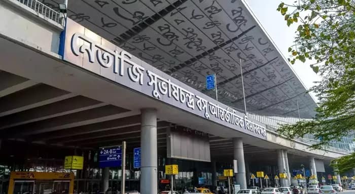 বিমানবন্দরের ভিতরে কাচের দেওয়াল ভাঙলেন বাংলাদেশী নাগরিক, চাঞ্চল্য