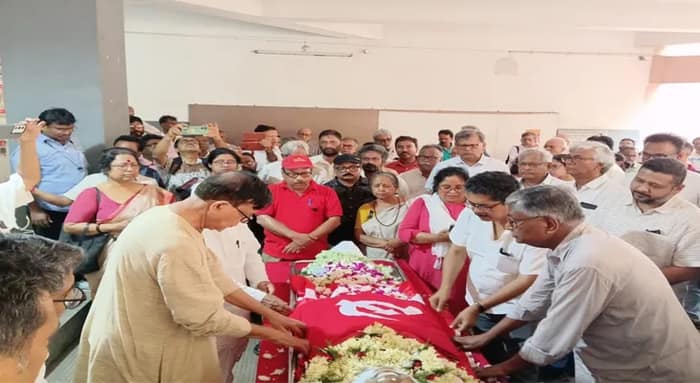 প্রয়াত সিপিএম নেতা নেপালদেব ভট্টাচার্যকে শ্রমিক ভবনে শেষ শ্রদ্ধা জানালেন মহম্মদ সেলিমরা