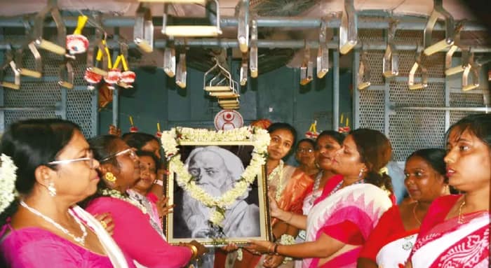 হাবড়া লোকালে রবীন্দ্রজয়ন্তী পালন মহিলা যাত্রীদের