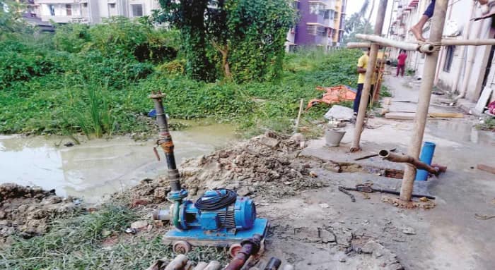 ফুলেশ্বরে বহুতলে ভূগর্ভ থেকে জল তোলার চেষ্টা, তড়িঘড়ি কাজ বন্ধের নির্দেশ পুরসভার