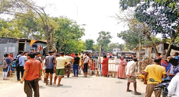 তপনের সালাস চিড়াভিজা গ্রামে পানীয় জলের তীব্র সঙ্কট, অবরোধ বাসিন্দাদের