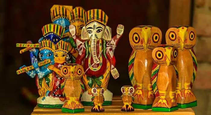 চাহিদা বাড়ছে অগ্রদ্বীপের কাঠপুতুলের আসবাবপত্রের